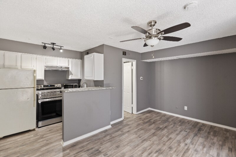 Building Photo - 2300 Balsam Dr