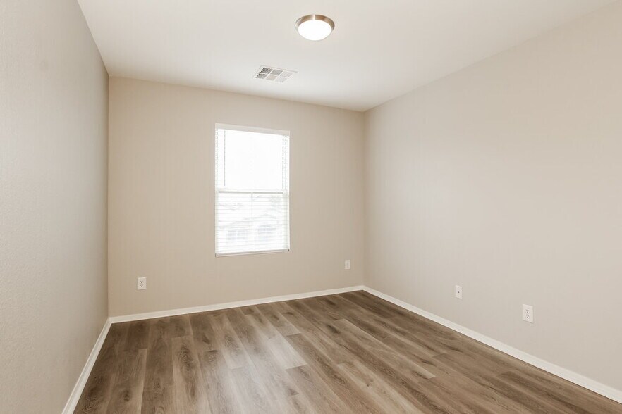 Building Photo - 1626 E Aspen Ave