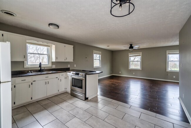 Building Photo - 2426 Lewisburg Rd