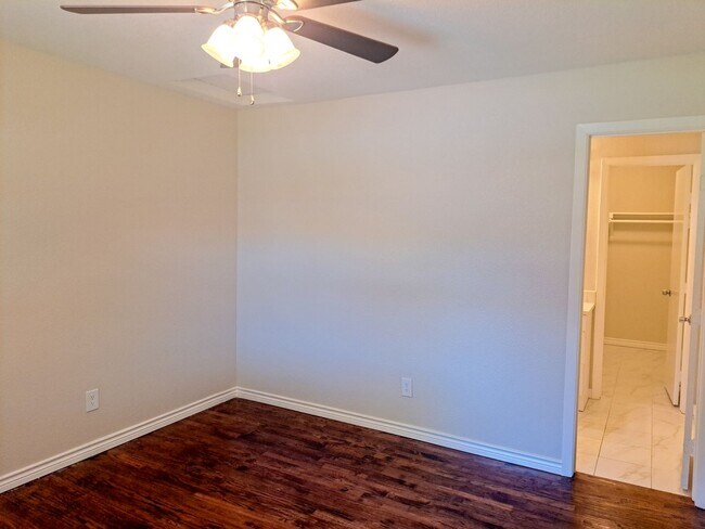 Building Photo - Renovated 4 bedroom 2.5 bath