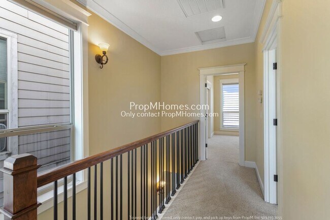Building Photo - Luxury Two Bedroom Townhouse in NE!