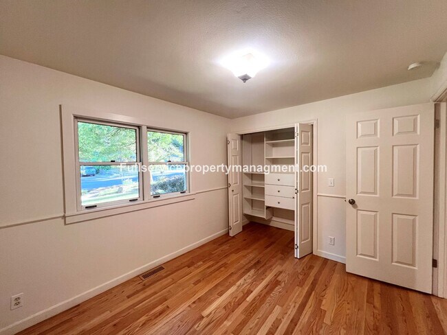 Building Photo - Beautiful Mercer Island Home with Private Hot Tub Pavillion & Spacious Floor Plan