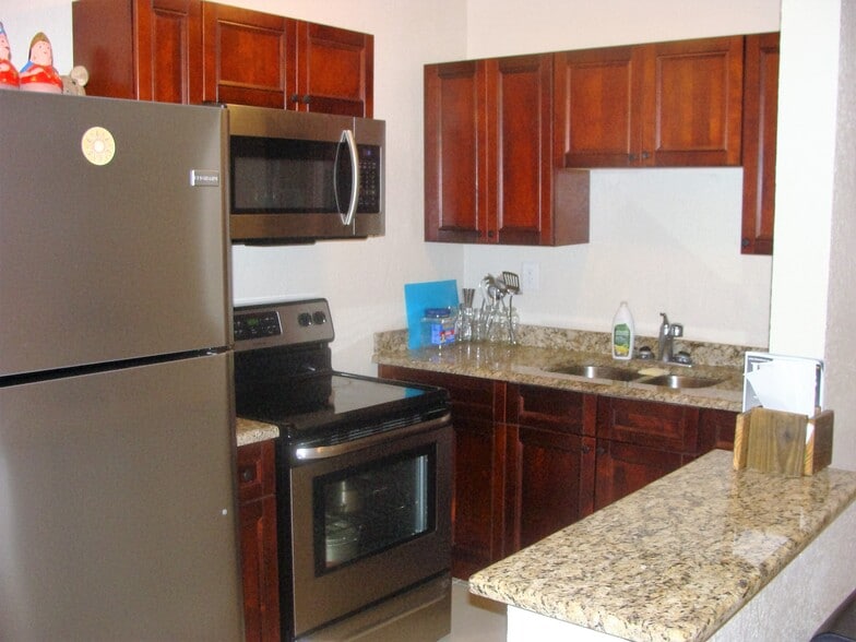 Building Photo - 1105 NE 15th St