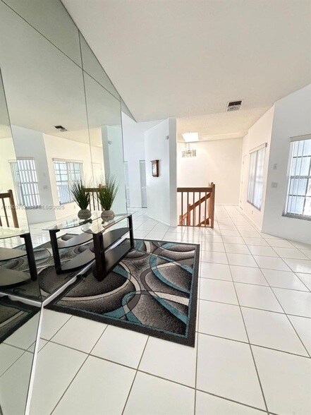 Building Photo - 11690 Briarwood Cir