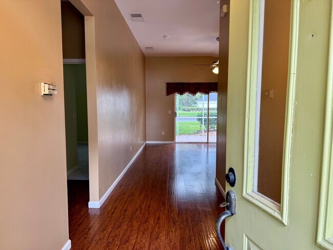 Building Photo - IMMACULATE 2 Bedroom / 2 Bathroom in Count...