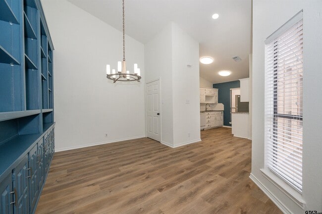 Building Photo - 5819 Hollytree Dr