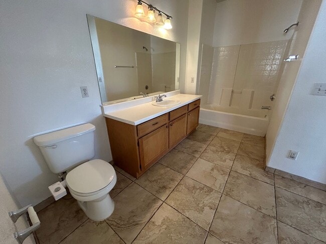 Building Photo - SPACIOUS 2 BEDROOM, 2 BATHROOM UPSTAIRS CO...