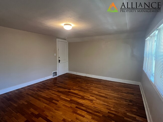 Building Photo - Charming 3 Bed  w/ Bonus Room Home ~ Great Location!