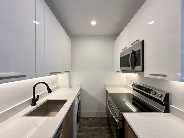 Building Photo - 941 W Carmen Ave