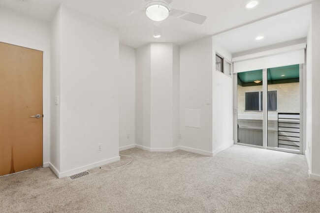 Building Photo - 207 42nd St