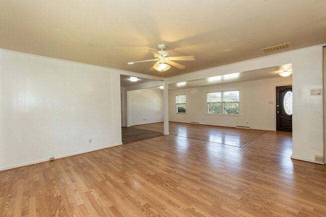 Building Photo - Spacious 3 Bed, 2 Bath Home with Open Floo...