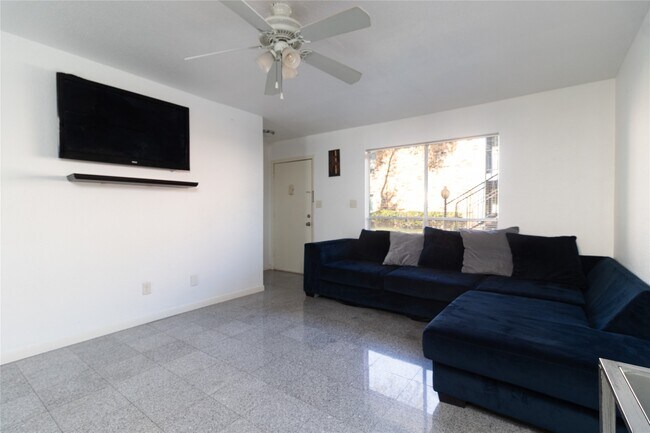 Building Photo - 6202 Skyline Dr