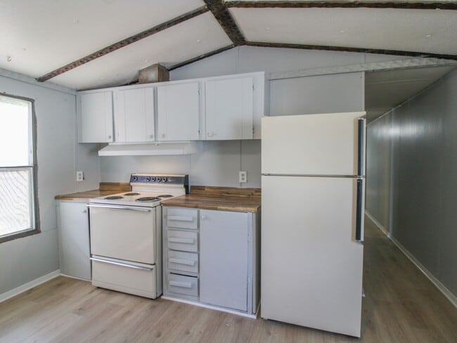 Building Photo - Updated Country Home Just Minutes from Fay...