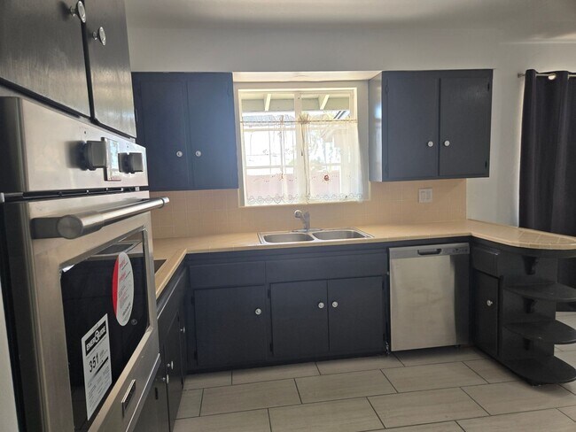 Building Photo - Cozy 3 bed, 2 bath home in Phoenix, No HOA!