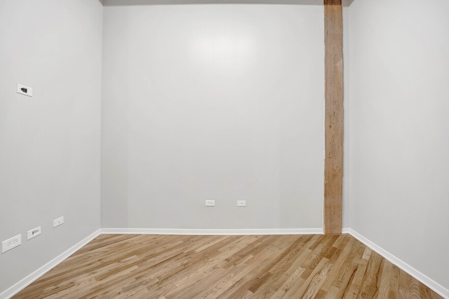 Building Photo - 1040 W Adams St