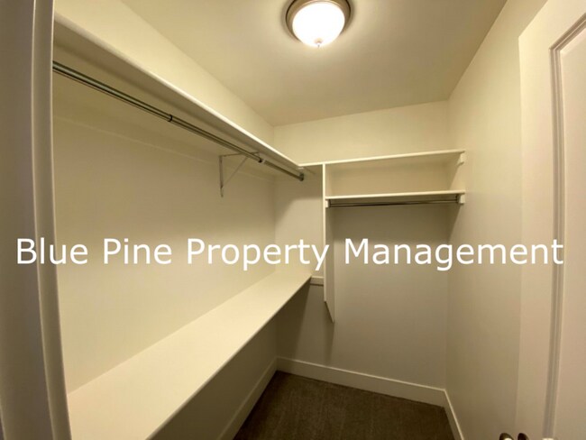 Building Photo - 1000 Sloane Way