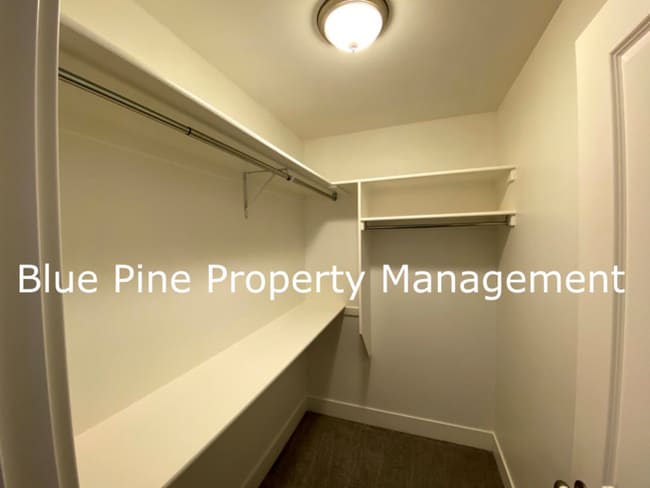 Building Photo - 1000 Sloane Wy