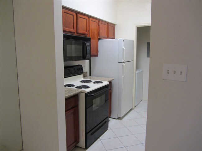 Building Photo - 6500 Harbor Town Dr