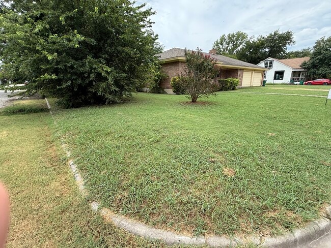 Building Photo - 1002 Hackberry St