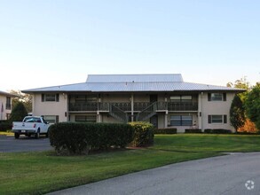 Building Photo - 110 Fairway Ct