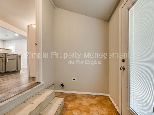 Building Photo - 215 W Kittyhawk Dr