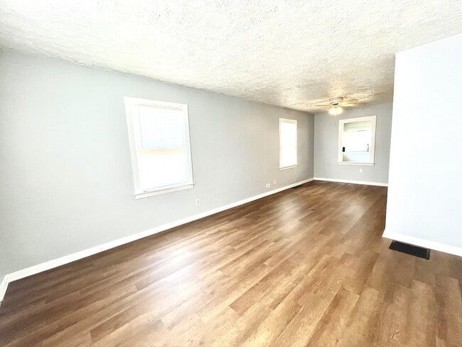Building Photo - 408 E Parkland Ave