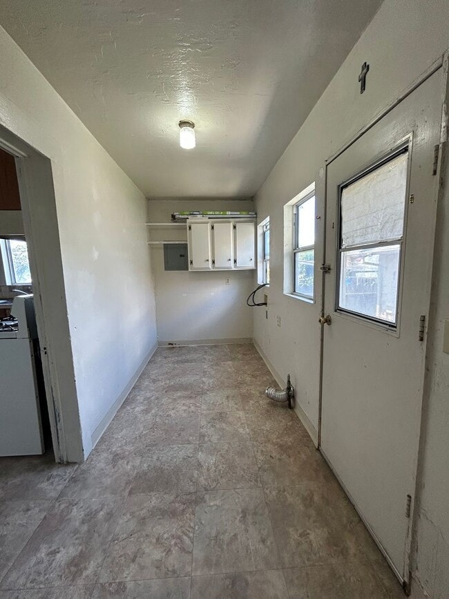 Building Photo - 3 Bedroom 1 Bathroom Single-Story