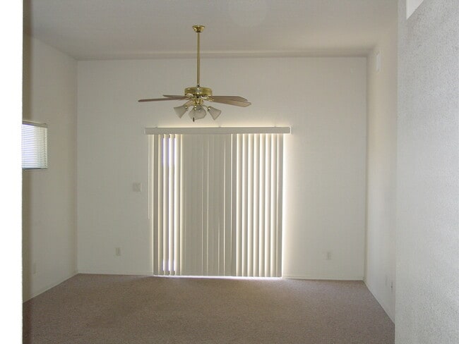 Building Photo - 2BR/1BA/2GA, 1039 sq.ft. rental in Sierra ...