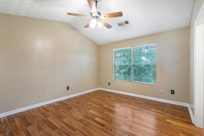 Building Photo - 314 Country Club Dr