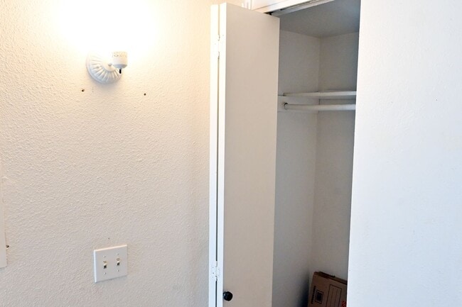 Building Photo - 2 bed 1 Bath townhouse