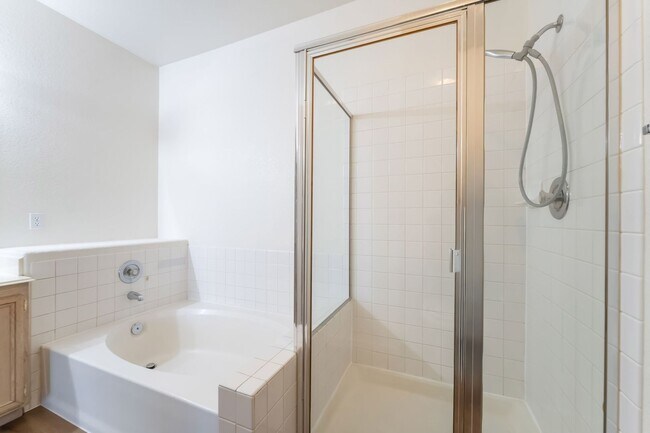 Building Photo - 2 bedroom remodeled condo in the Henderson...