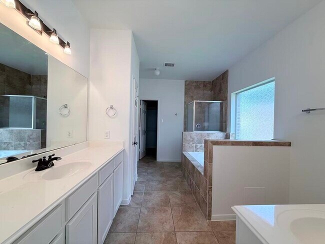 Building Photo - 2814 Ridgeglen Ln