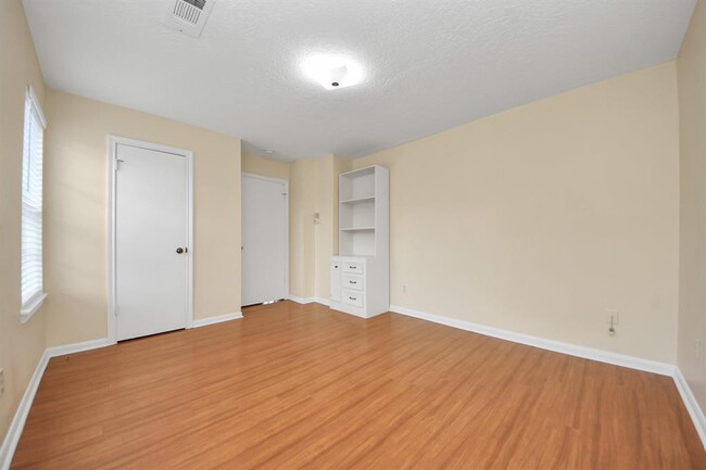 Building Photo - 11411 Briar Forest Dr