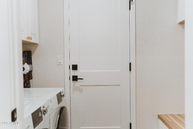 Building Photo - 8737 E Rose Ln