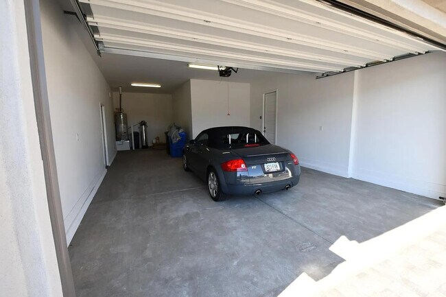 Building Photo - 820 E Ashurst Dr