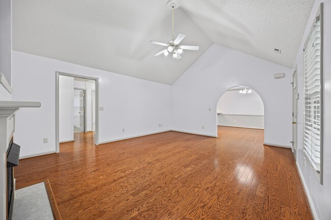 Building Photo - Beautiful 3-bed, 2 bath home in Hallmark G...