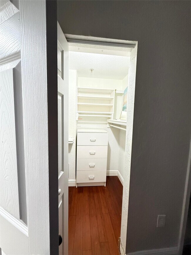 Building Photo - 2901 Riverside Dr