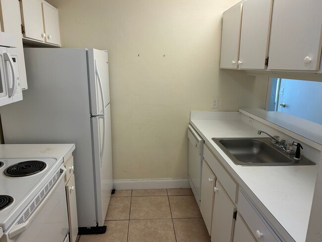 Building Photo - 3800 SW 20th Ave
