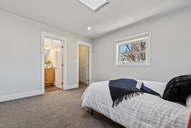 Building Photo - 3718 Custer Dr