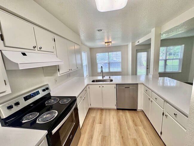 Building Photo - MOVE IN SPECIAL!  Beautifully Remodeled, Easy Living Townhome. Location, Location!