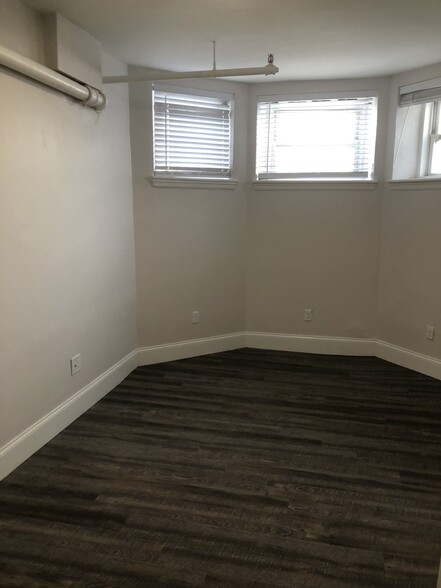 Building Photo - 61 Park Dr