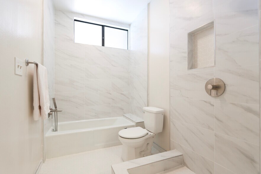 Building Photo - 1328 S Bundy Dr