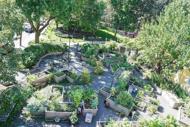 Building Photo - 135 Second St