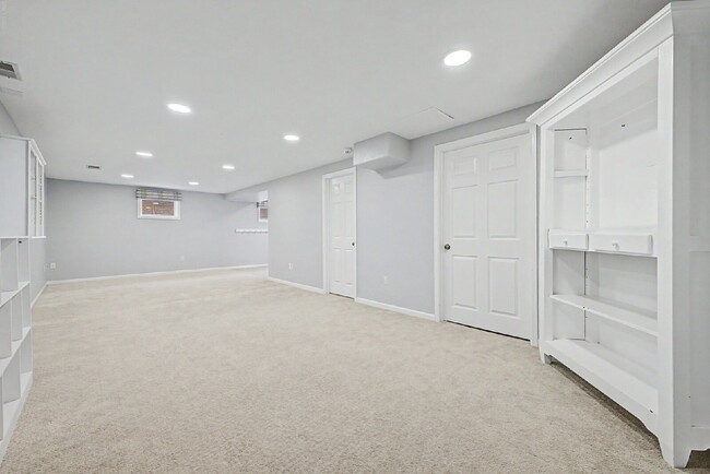 Building Photo - "Spacious 4-Bedroom Oasis with 4 Full Baths in Prime Englewood Location – 3306 Sq. Ft. of Comfort...
