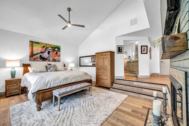 Building Photo - LAKEFRONT LUXURY ON LAKE STANLEY | FULLY FURNISHED + UTILITIES INCLUDED IN GUARDED LAKERIDGE SHORES