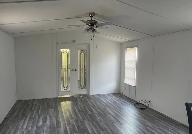 Building Photo - Modern 2 Bed 2 Bath Move-In Ready