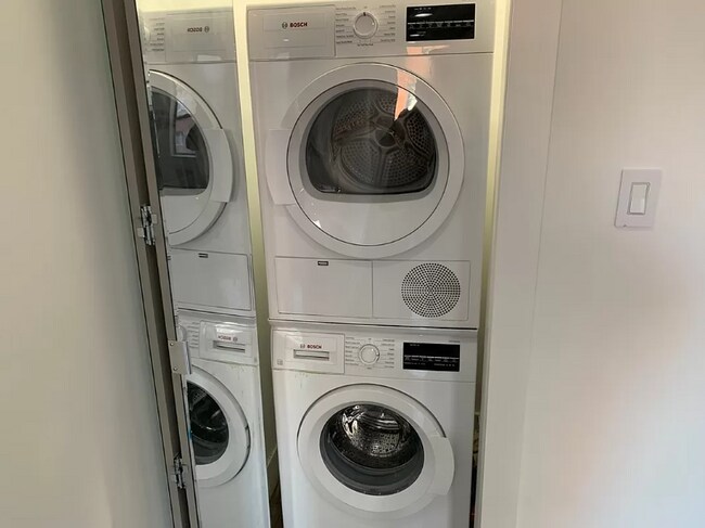 Building Photo - 301 E 64th St