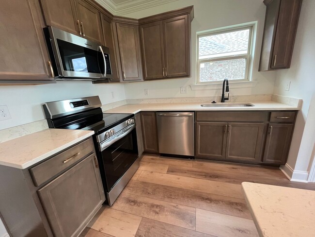 Building Photo - 4 Bed 2 Full baths