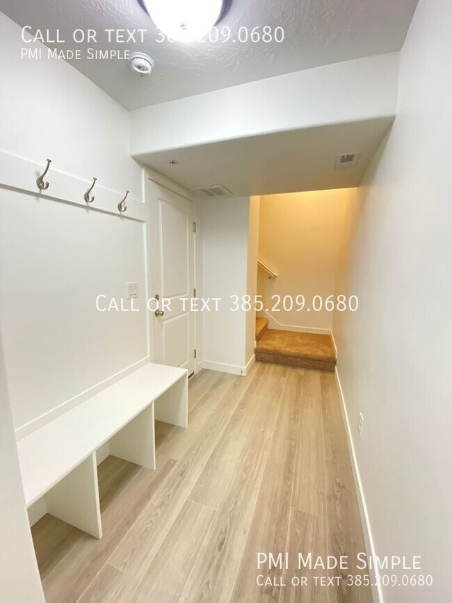 Building Photo - Clear and Bright, Newer Townhome in Rivert...