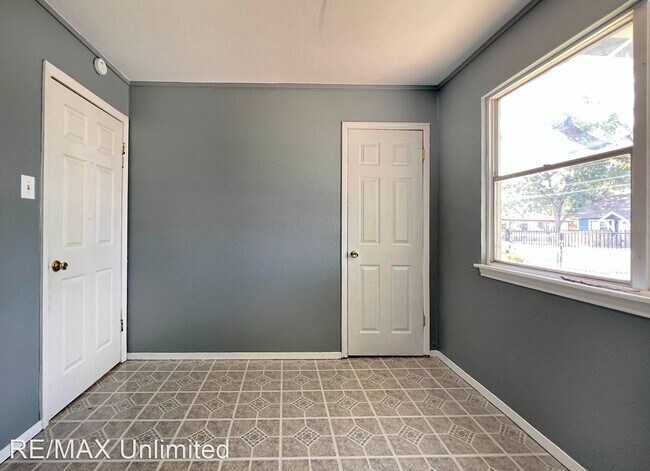 Building Photo - 3 br, 1 bath House - 915 Sams Dr